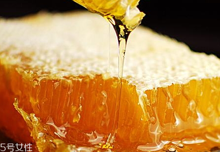 蜂巢蜜可以放冰箱嗎 當(dāng)然可以 蜂巢蜜可以放冰箱嗎 當(dāng)然可以