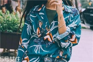 碎花衣服怎么搭配？美上天的秘密武器