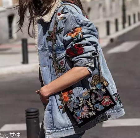 碎花衣服怎么搭配？美上天的秘密武器