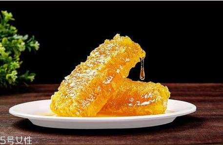 蜂巢蜜可以泡水喝嗎 溫水沖服即可 蜂巢蜜可以泡水喝嗎 溫水沖服即可