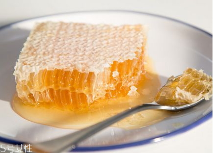 蜂巢蜜可以空腹吃嗎 早起空腹嚼食30克即可 蜂巢蜜可以空腹吃嗎 早起空腹嚼食30克即可