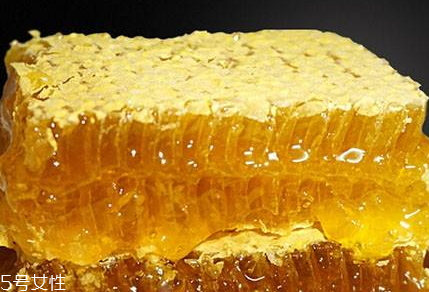 蜂巢蜜可以空腹吃嗎 早起空腹嚼食30克即可 蜂巢蜜可以空腹吃嗎 早起空腹嚼食30克即可