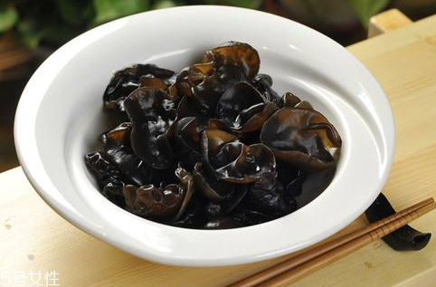 秋木耳泡多久 完全泡發(fā)即可 秋木耳泡多久 完全泡發(fā)即可