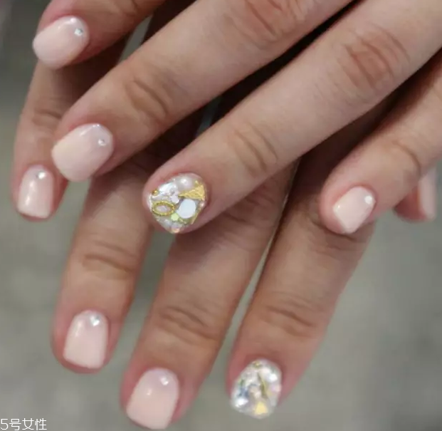 寬短指甲適合什么美甲 這些樣式依然能美得耀眼 寬短指甲適合什么美甲 這些樣式依然能美得耀眼