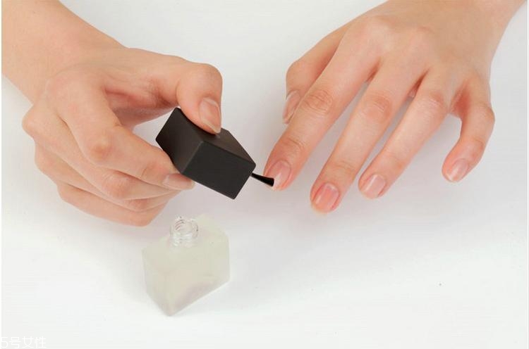 指甲的月牙說明什么？看完我趕緊放下甲油