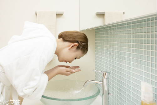 用什么洗臉對(duì)皮膚好 早上不洗臉的好處和壞處 用什么洗臉對(duì)皮膚好 早上不洗臉的好處和壞處