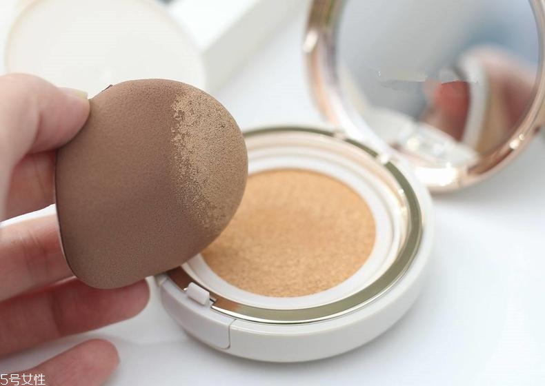 氣墊按不出粉怎么辦 氣墊粉底這么用超節(jié)省 氣墊按不出粉怎么辦 氣墊粉底這么用超節(jié)省