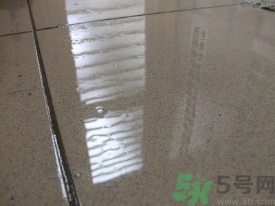 家里地板返潮怎么辦？墻上流水是怎么回事？