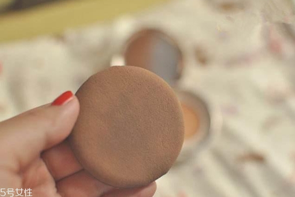 氣墊按不出粉怎么辦 氣墊粉底這么用超節(jié)省 氣墊按不出粉怎么辦 氣墊粉底這么用超節(jié)省