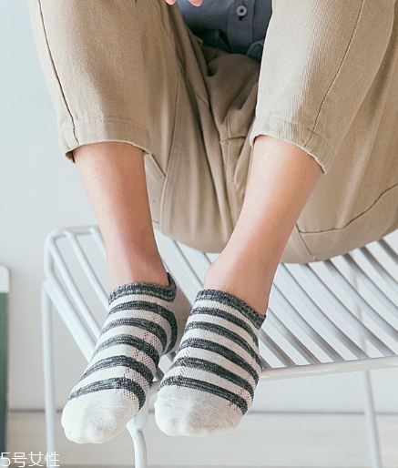 襪子上的黃漬怎么洗掉？黃漬輕松去無蹤