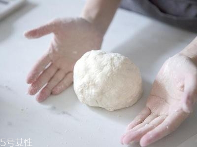 蔥油餅的家常做法 自制蔥油餅的做法步驟 蔥油餅的家常做法 自制蔥油餅的做法步驟