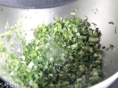 蔥油餅的家常做法 自制蔥油餅的做法步驟 蔥油餅的家常做法 自制蔥油餅的做法步驟