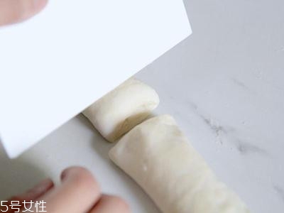 蔥油餅的家常做法 自制蔥油餅的做法步驟 蔥油餅的家常做法 自制蔥油餅的做法步驟