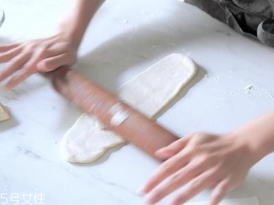 蔥油餅的家常做法 自制蔥油餅的做法步驟 蔥油餅的家常做法 自制蔥油餅的做法步驟