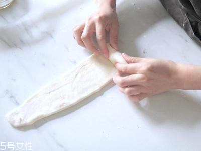 蔥油餅的家常做法 自制蔥油餅的做法步驟 蔥油餅的家常做法 自制蔥油餅的做法步驟