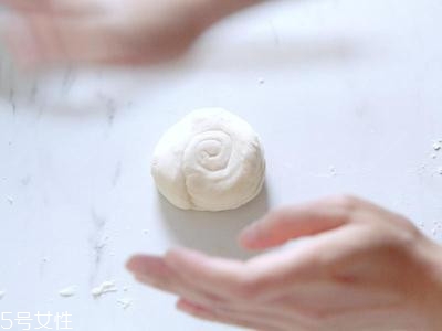 蔥油餅的家常做法 自制蔥油餅的做法步驟 蔥油餅的家常做法 自制蔥油餅的做法步驟