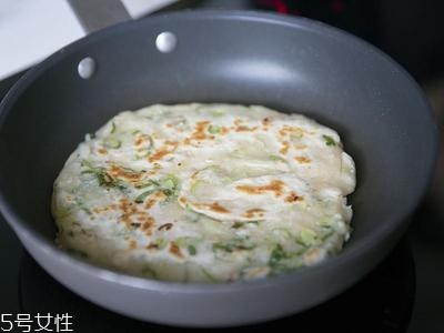 蔥油餅的家常做法 自制蔥油餅的做法步驟 蔥油餅的家常做法 自制蔥油餅的做法步驟