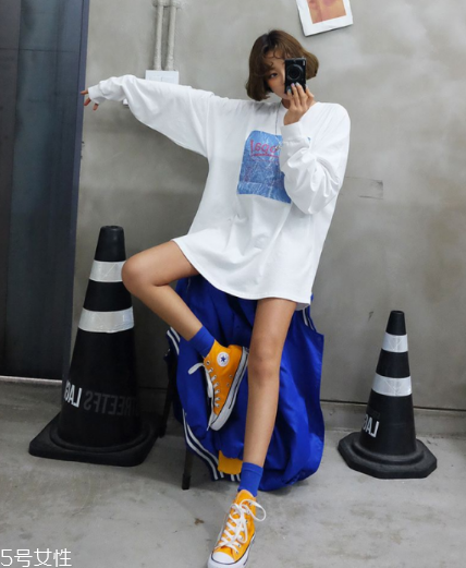 長(zhǎng)袖t恤怎么搭配？屬于你的最佳出門(mén)穿搭