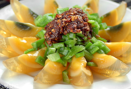 松花皮蛋怎么做好吃 涼拌起來(lái)很好吃 松花皮蛋怎么做好吃 涼拌起來(lái)很好吃