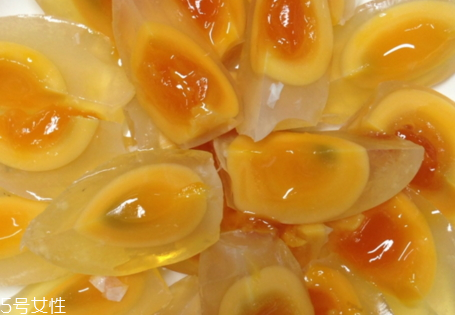 松花皮蛋怎么做好吃 涼拌起來(lái)很好吃 松花皮蛋怎么做好吃 涼拌起來(lái)很好吃