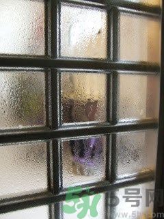 家里地板返潮怎么辦？墻上流水是怎么回事？