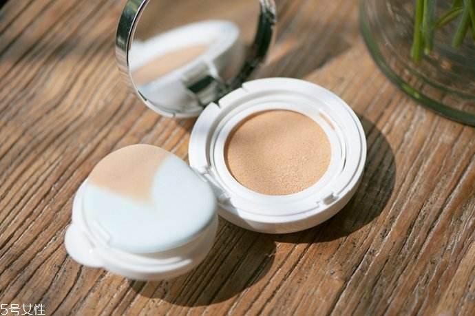 氣墊按不出粉怎么辦 氣墊粉底這么用超節(jié)省 氣墊按不出粉怎么辦 氣墊粉底這么用超節(jié)省