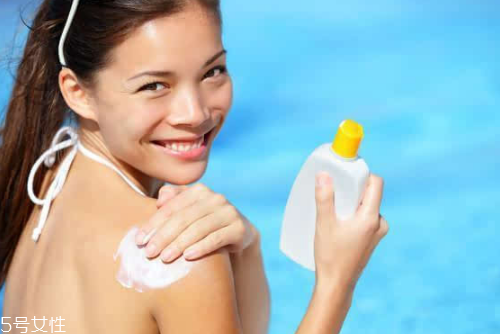 曬不黑的人是怎么回事 天生皮膚白曬不黑 曬不黑的人是怎么回事 天生皮膚白曬不黑