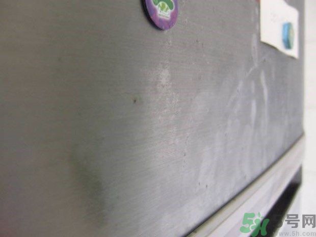 家里地板返潮怎么辦？墻上流水是怎么回事？