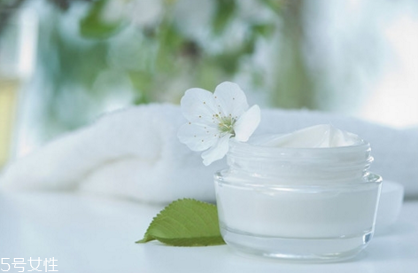 角質(zhì)層薄用什么面膜 保濕成分好的護膚品是關(guān)鍵 角質(zhì)層薄用什么面膜 保濕成分好的護膚品是關(guān)鍵