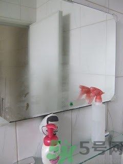 家里地板返潮怎么辦？墻上流水是怎么回事？