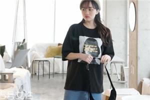 t恤能用洗衣機(jī)洗嗎？要看具體面料