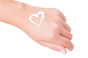 護(hù)手霜什么時(shí)候用 護(hù)手霜要經(jīng)常擦 護(hù)手霜什么時(shí)候用 護(hù)手霜要經(jīng)常擦