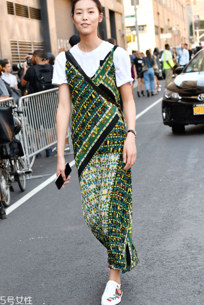 連衣裙里面怎么搭配？堪稱遮肉神器