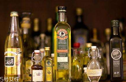 核桃油和橄欖油哪個(gè)好 核桃油的營養(yǎng)要好一些 核桃油和橄欖油哪個(gè)好 核桃油的營養(yǎng)要好一些