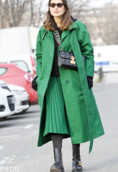 春天百褶裙怎么搭配？春天要這樣穿百褶裙才好看