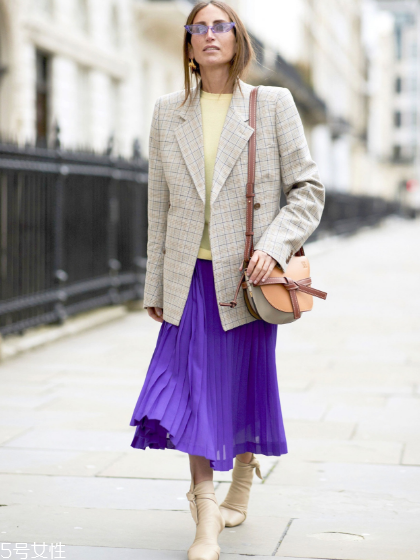 春天百褶裙怎么搭配？春天要這樣穿百褶裙才好看