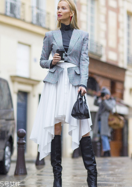 春天百褶裙怎么搭配？春天要這樣穿百褶裙才好看