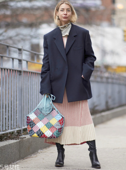 春天百褶裙怎么搭配？春天要這樣穿百褶裙才好看