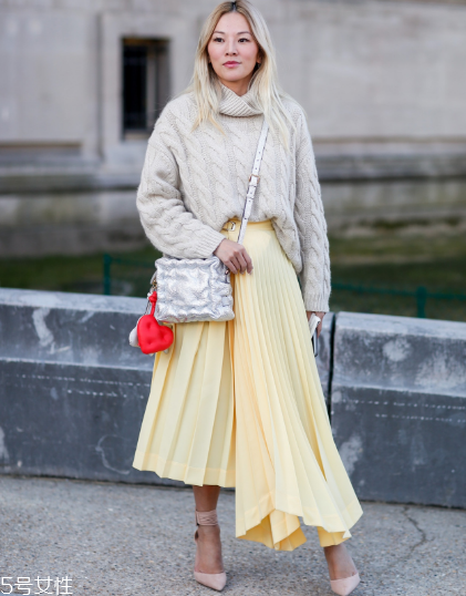 春天百褶裙怎么搭配？春天要這樣穿百褶裙才好看