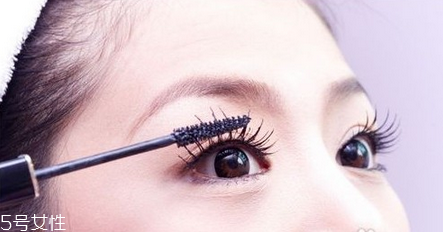 睫毛夾對睫毛有傷害嗎 現(xiàn)在流行不傷睫毛的卷翹法 睫毛夾對睫毛有傷害嗎 現(xiàn)在流行不傷睫毛的卷翹法