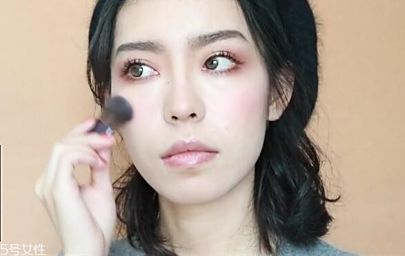 不夸張的混血妝怎么畫 一盤眼影完成日韓混血妝 不夸張的混血妝怎么畫 一盤眼影完成日韓混血妝