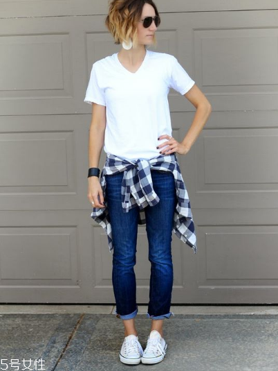 t恤怎么疊成小圓筒？最省空間的T恤疊法