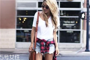 t恤怎么疊成小圓筒？最省空間的T恤疊法