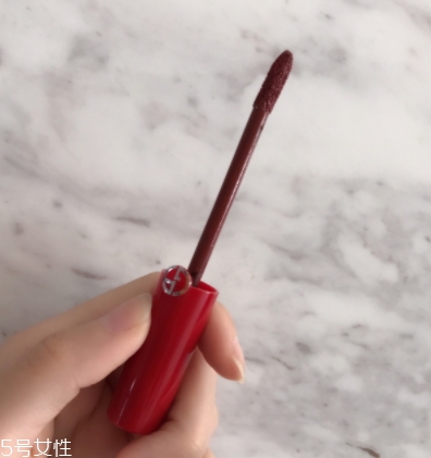 阿瑪尼紅管唇釉200是什么顏色？阿瑪尼紅管200唇部試色