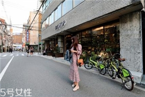 印花連衣裙配什么鞋子？印花連衣裙搭配鞋子圖片