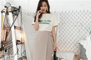 短袖t恤怎么搭配裙子？短袖t恤搭配裙子方案推薦