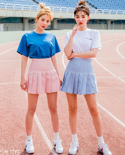 短袖t恤怎么搭配裙子？短袖t恤搭配裙子方案推薦