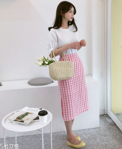 短袖t恤怎么搭配裙子？短袖t恤搭配裙子方案推薦