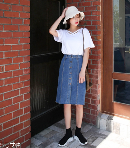 短袖t恤怎么搭配裙子？短袖t恤搭配裙子方案推薦