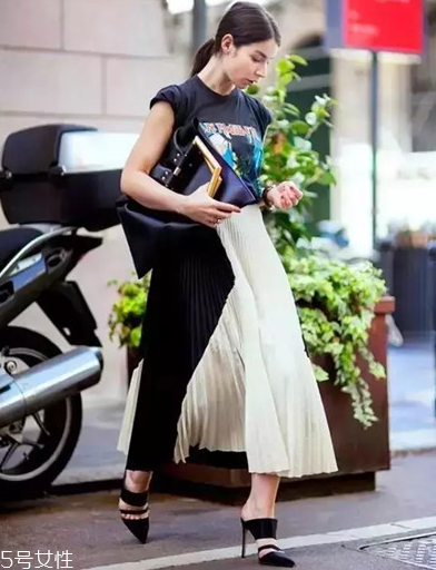 短袖t恤怎么搭配裙子？短袖t恤搭配裙子方案推薦